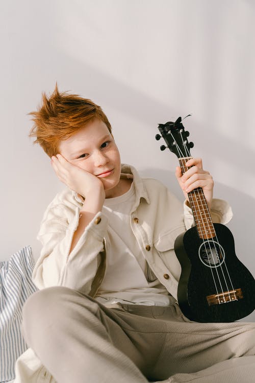 有关四弦琴, 坐, 垂直拍摄的免费素材图片