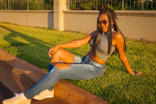 有关中空装, 坐, 微笑的免费素材图片