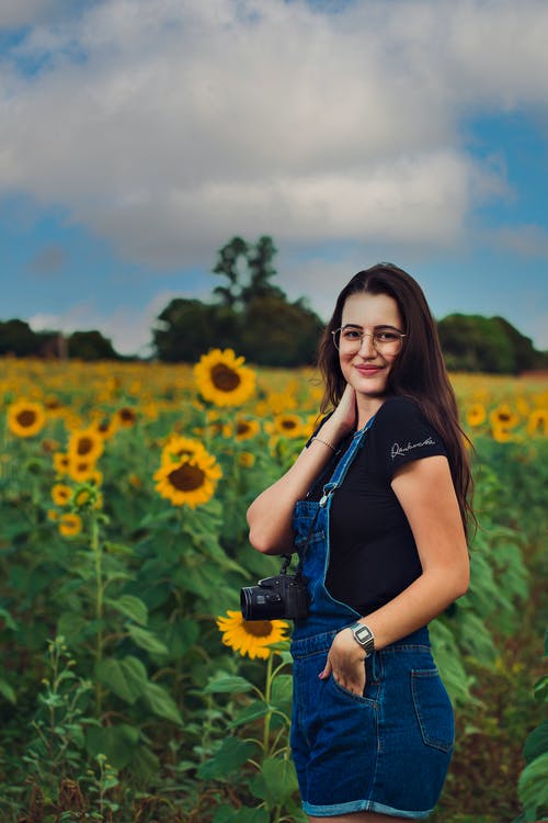有关向日葵田, 垂直拍摄, 女人的免费素材图片
