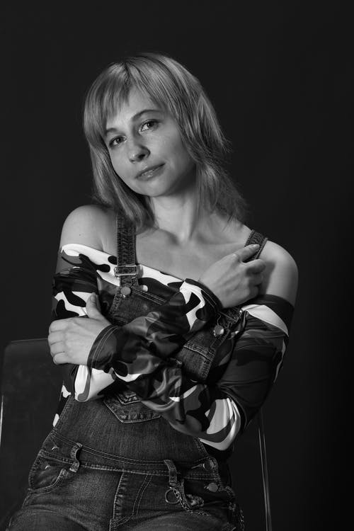 有关光鲜亮丽, 双臂交叉, 女人的免费素材图片