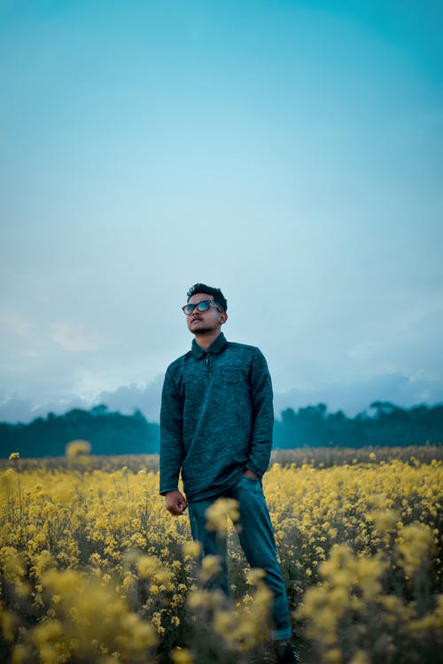 有关人, 垂直拍摄, 墨镜的免费素材图片