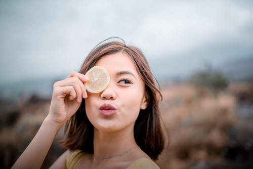 有关嘟嘴, 女孩, 握住的免费素材图片