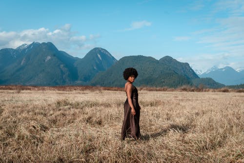 站在棕色草地上的棕色衣服的女人 · 免费素材图片