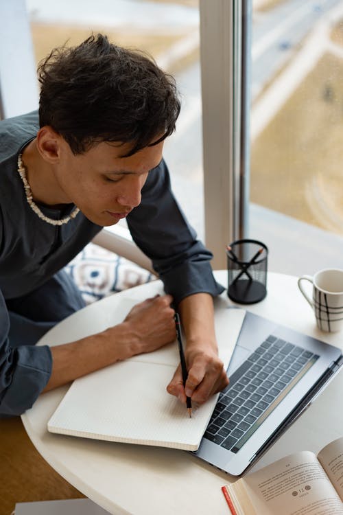 有关人, 垂直拍摄, 寫作的免费素材图片