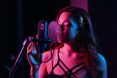 有关唱歌, 女人, 录音工作室的免费素材图片
