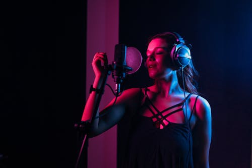 有关唱歌, 女人, 录音工作室的免费素材图片
