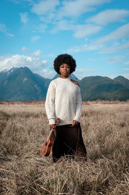 白色毛衣和黑色的裤子，站在棕色草地上的女人 · 免费素材图片