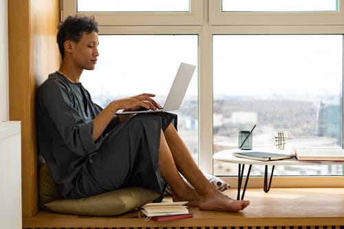 有关人, 坐, 室内的免费素材图片