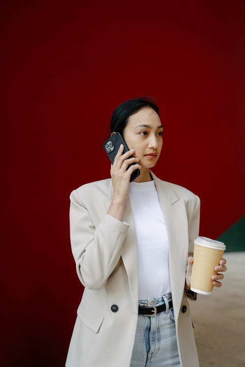 有关在电话上交谈, 垂直拍摄, 女人的免费素材图片