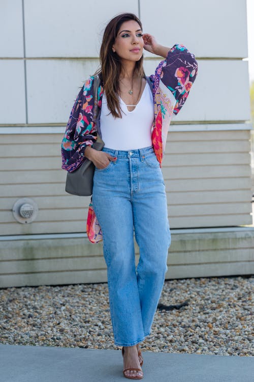 有关休闲装, 垂直拍摄, 女人的免费素材图片