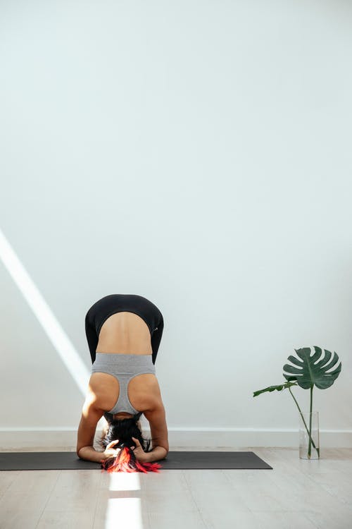 有关ardha pincha mayurasana, 上下翻转, 不露面的免费素材图片