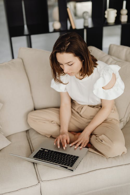 有关人, 在家, 坐的免费素材图片