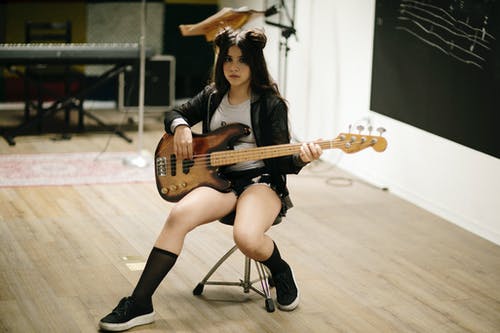 有关低音吉他, 坐, 女孩的免费素材图片