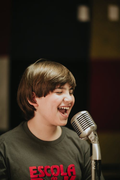 有关儿童, 唱歌, 垂直拍摄的免费素材图片