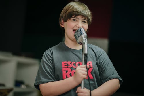 有关儿童, 唱歌, 年轻的免费素材图片