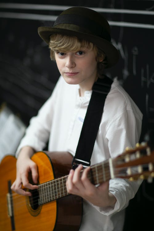 有关原声吉他, 垂直拍摄, 帽子的免费素材图片