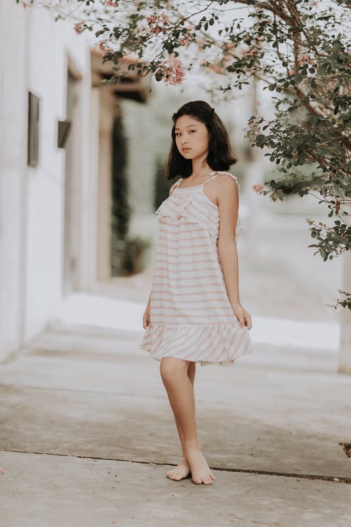 有关垂直拍摄, 年轻, 摆姿势的免费素材图片