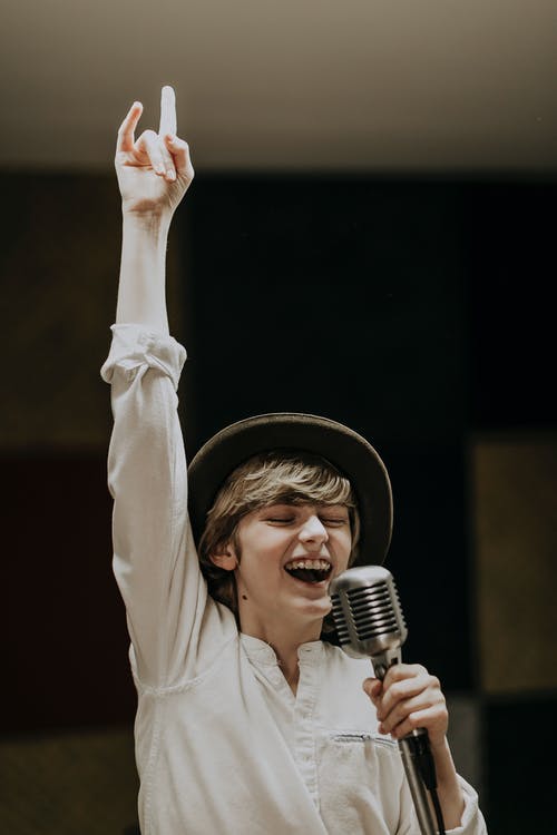 有关举起手臂, 光, 出现的免费素材图片