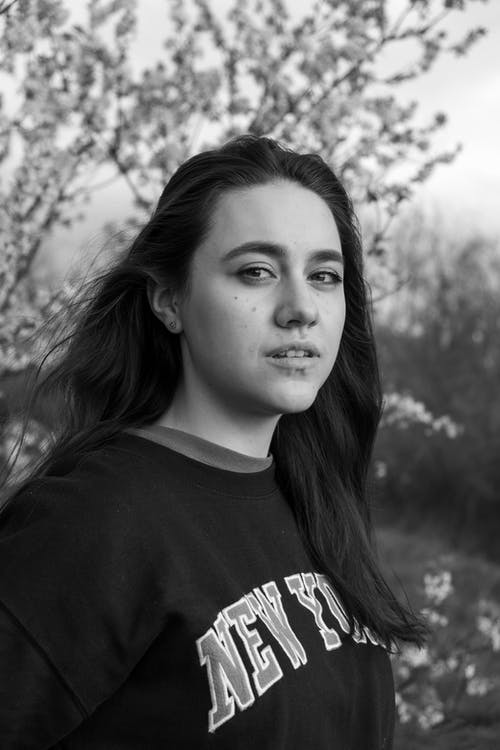 有关单色, 垂直拍摄, 女人的免费素材图片