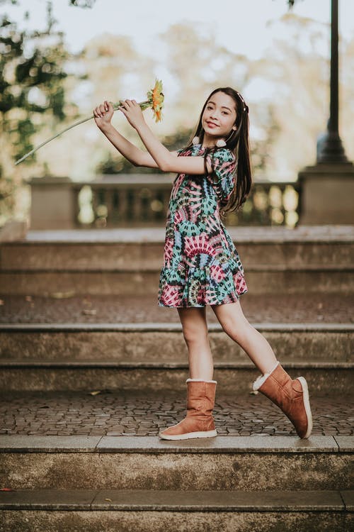 有关举起手臂, 人行道, 休闲的免费素材图片