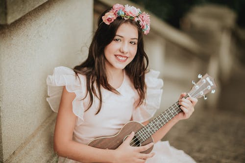 有关四弦琴, 女人, 年轻的免费素材图片