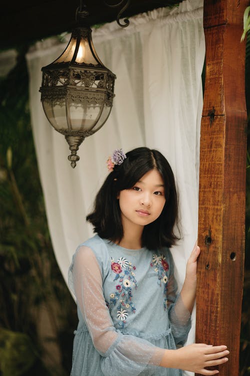 有关光, 垂直拍摄, 年轻的免费素材图片