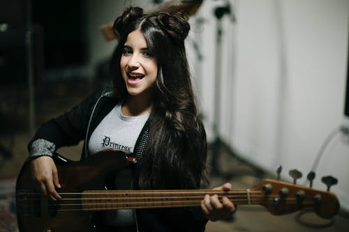 有关低音吉他, 女孩, 年轻的免费素材图片