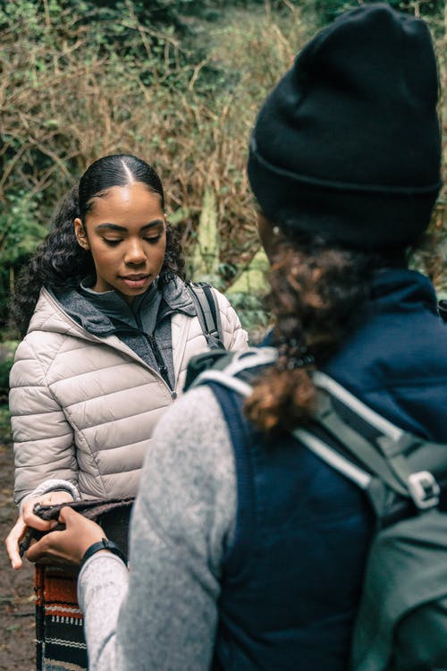 有关（顶部有小羊毛球的）羊毛帽子, 地毯, 女性的免费素材图片