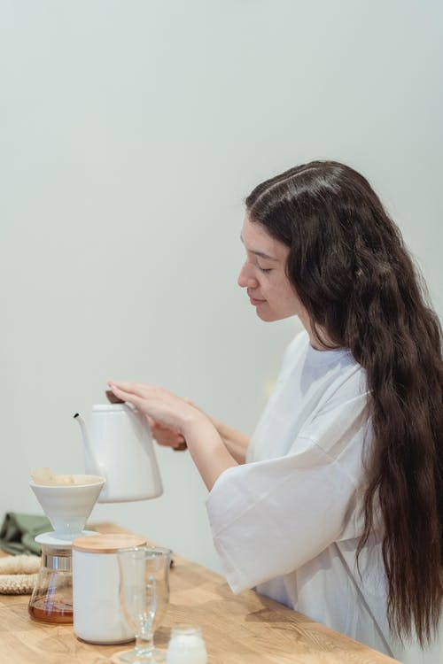 有关咖啡, 咖啡滴头, 咖啡色头发的女人的免费素材图片