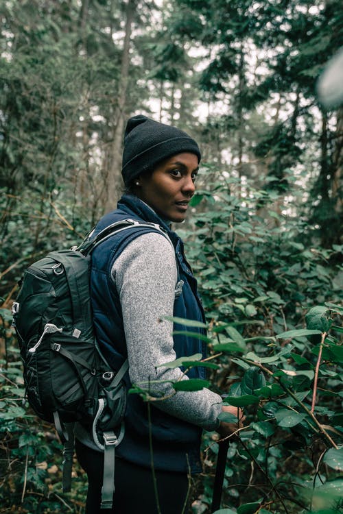 有关（顶部有小羊毛球的）羊毛帽子, 休闲, 冒险的免费素材图片