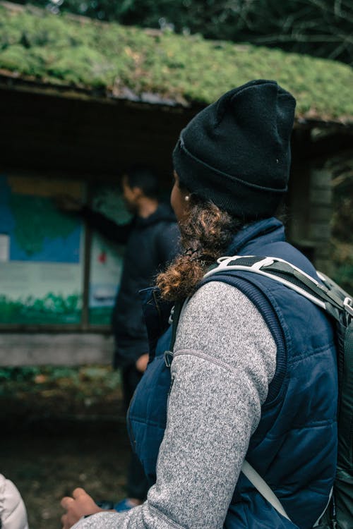 蓝色牛仔夹克和黑色针织帽的女人 · 免费素材图片