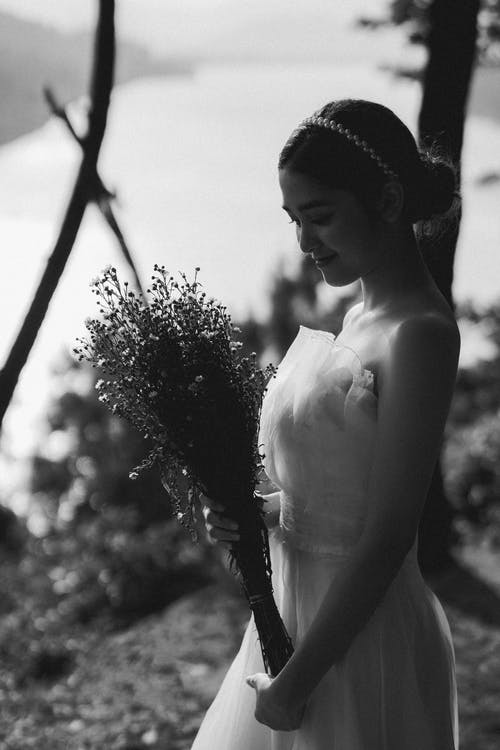 有关侧面图, 单色, 女人的免费素材图片