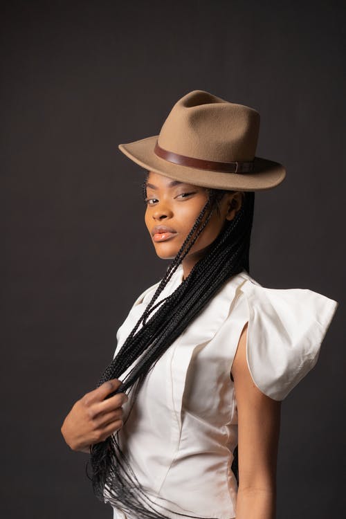 戴着软呢帽的白衬衫女人 · 免费素材图片