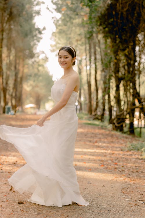 有关垂直拍摄, 微笑, 新娘的免费素材图片