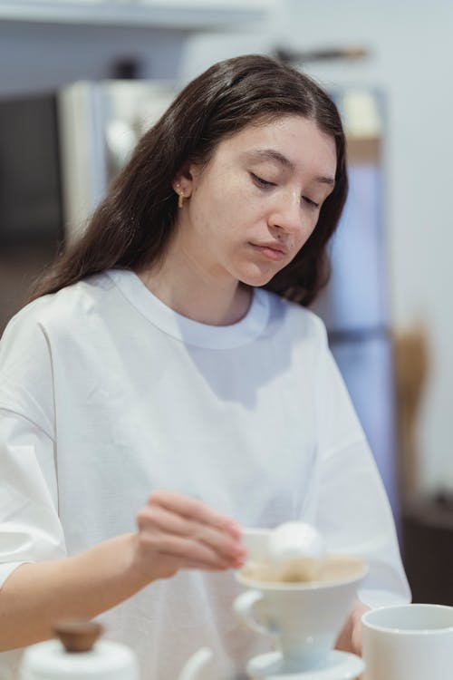 有关倾注, 咖啡粉, 咖啡色头发的女人的免费素材图片