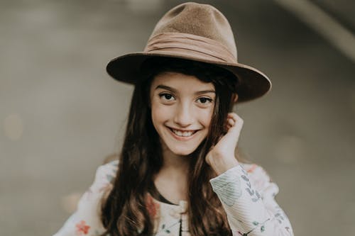 有关女孩, 微笑, 摆姿势的免费素材图片