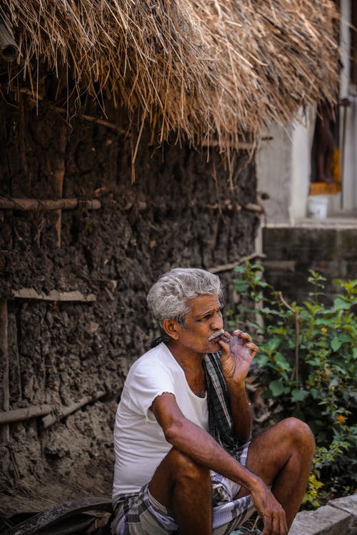 有关坐, 垂直拍摄, 戶外的免费素材图片