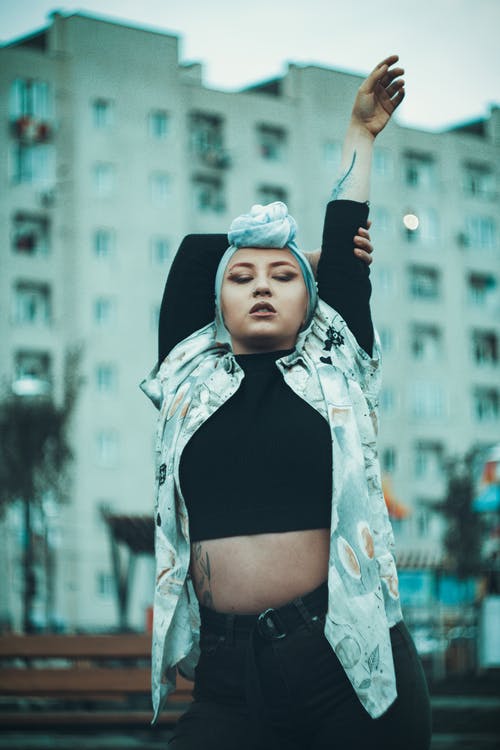 有关中空裝, 举起手来, 人的免费素材图片