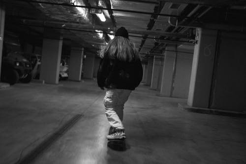 有关（顶部有小羊毛球的）羊毛帽子, 停车场, 在晚上的免费素材图片