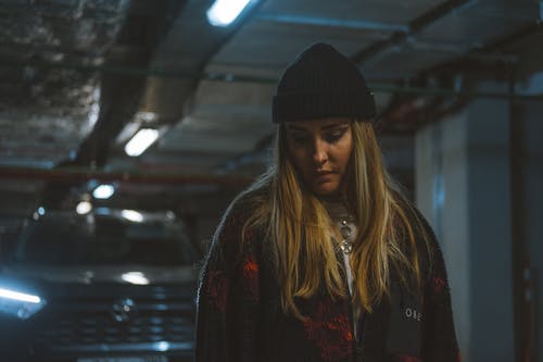 有关（顶部有小羊毛球的）羊毛帽子, 停车场, 冬季夹克的免费素材图片