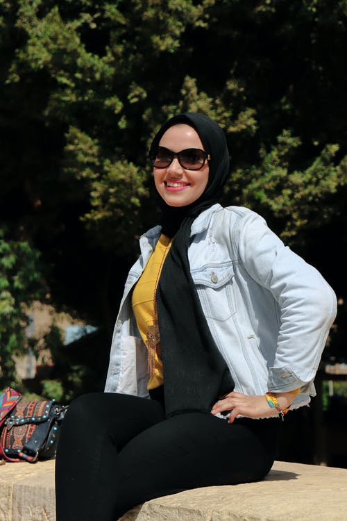 有关坐, 垂直拍摄, 墨鏡的免费素材图片