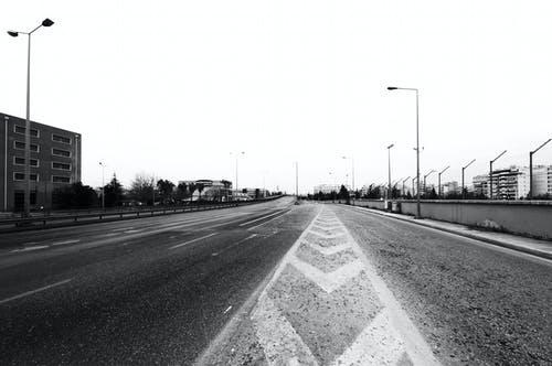 有关低角度拍摄, 单色, 城市的免费素材图片