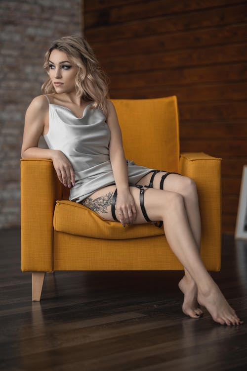 有关刺青的, 卷发, 坐的免费素材图片