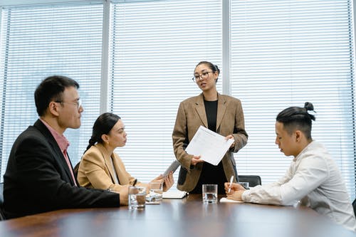 开会时站在同事面前的女人 · 免费素材图片