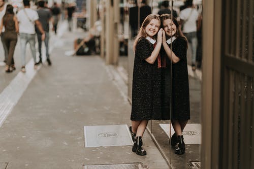 有关个性, 乐天派, 人行道的免费素材图片