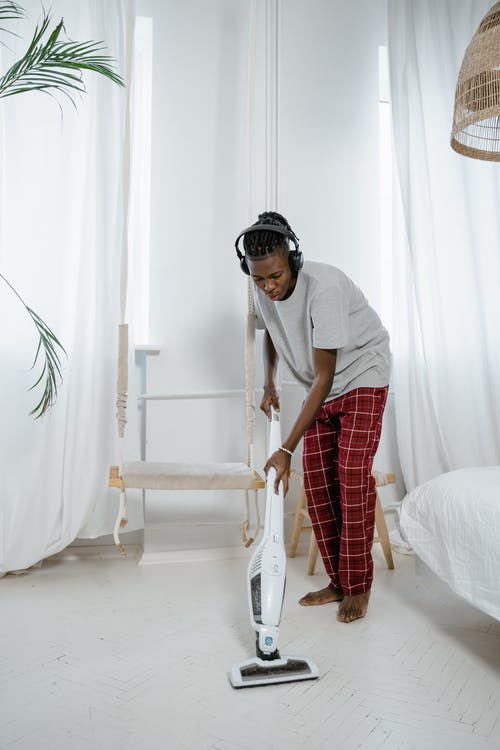 有关听音乐, 吸尘器, 家的免费素材图片