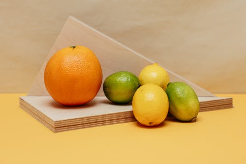 黄色柑橘类水果棕色木制的桌子上 · 免费素材图片