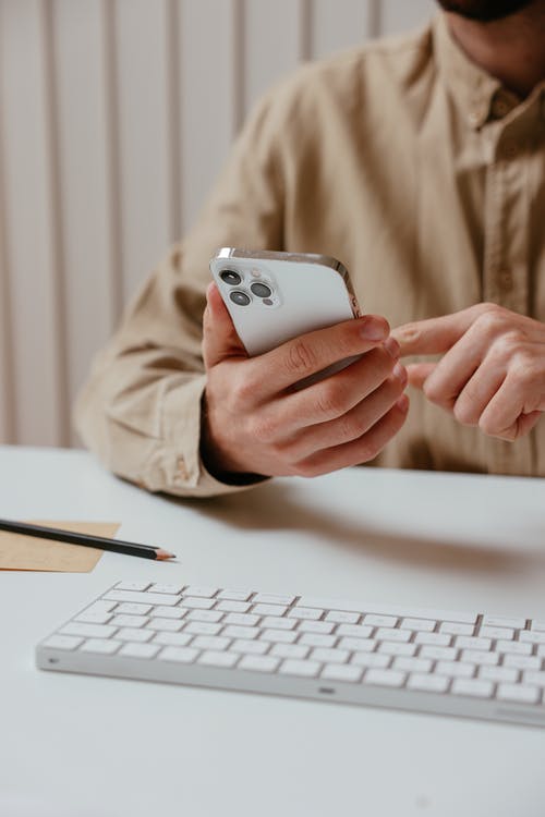 有关匿名, 垂直拍摄, 智慧手机的免费素材图片