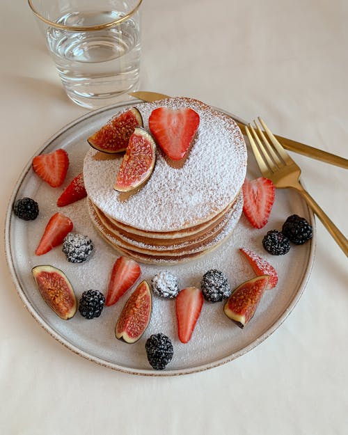 白色陶瓷板上的草莓蛋糕 · 免费素材图片
