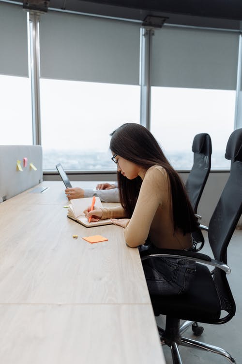 有关坐, 垂直拍摄, 女人的免费素材图片